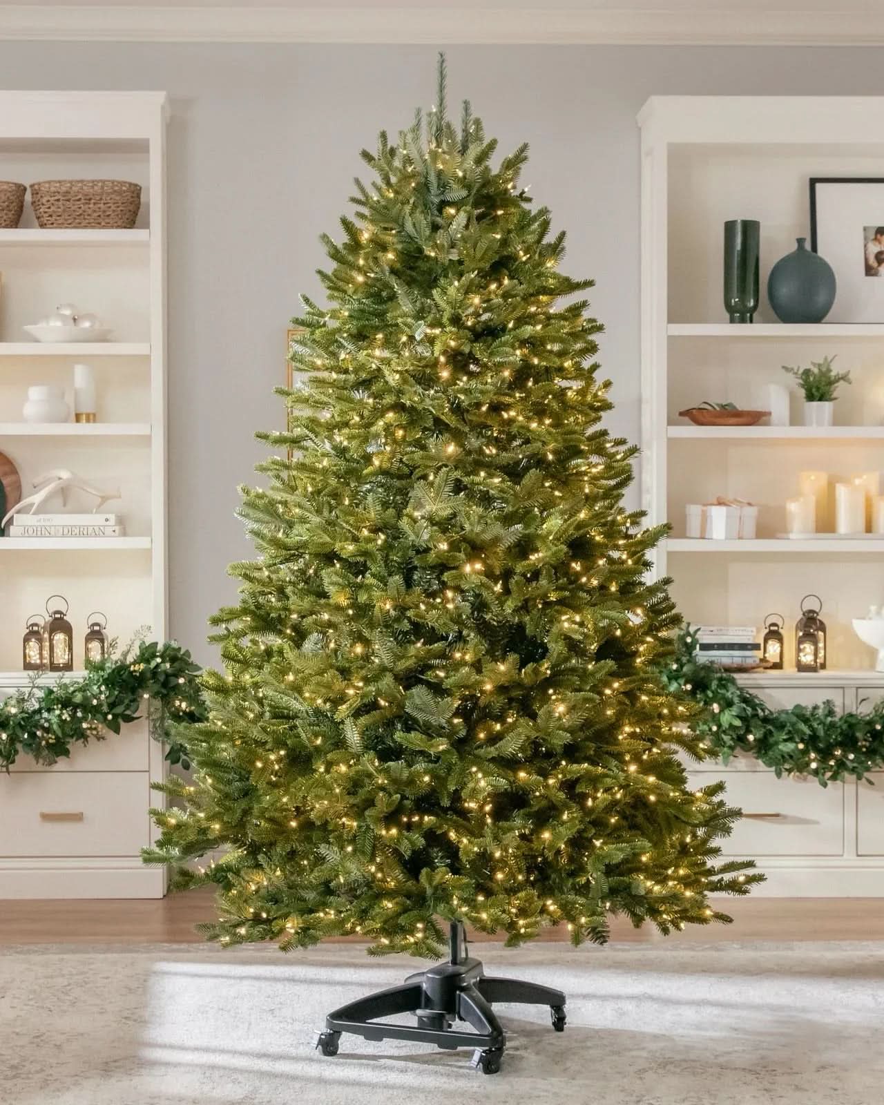 Árvore de Natal Verde Premium com Galhos Articulados, Suporte Metálico com Rodinhas e Micro LEDs Embutidos