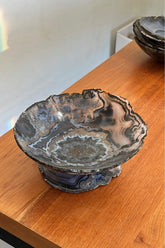 Fruteira de Ágata Azul com Padrões de Bandas e Pedestal Dourado