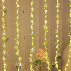 Cortina de Luzes Natalinas com Folhas – Encanto e Magia em Cada Detalhe
