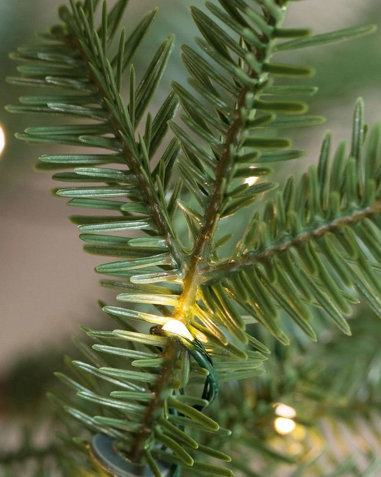 Árvore de Natal Slim Alpine com Galhos Articulados, Suporte Metálico e Micro LEDs Embutidos