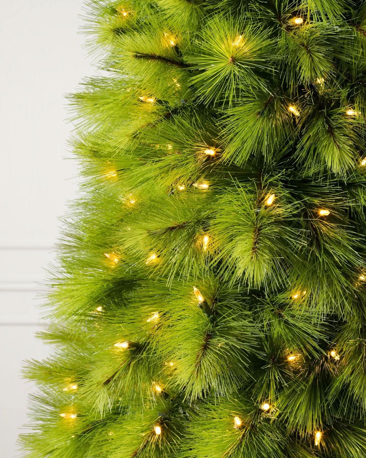Árvore de Natal Monterey Pine Slim com Galhos Articulados, Suporte Metálico e Micro LEDs Embutidos